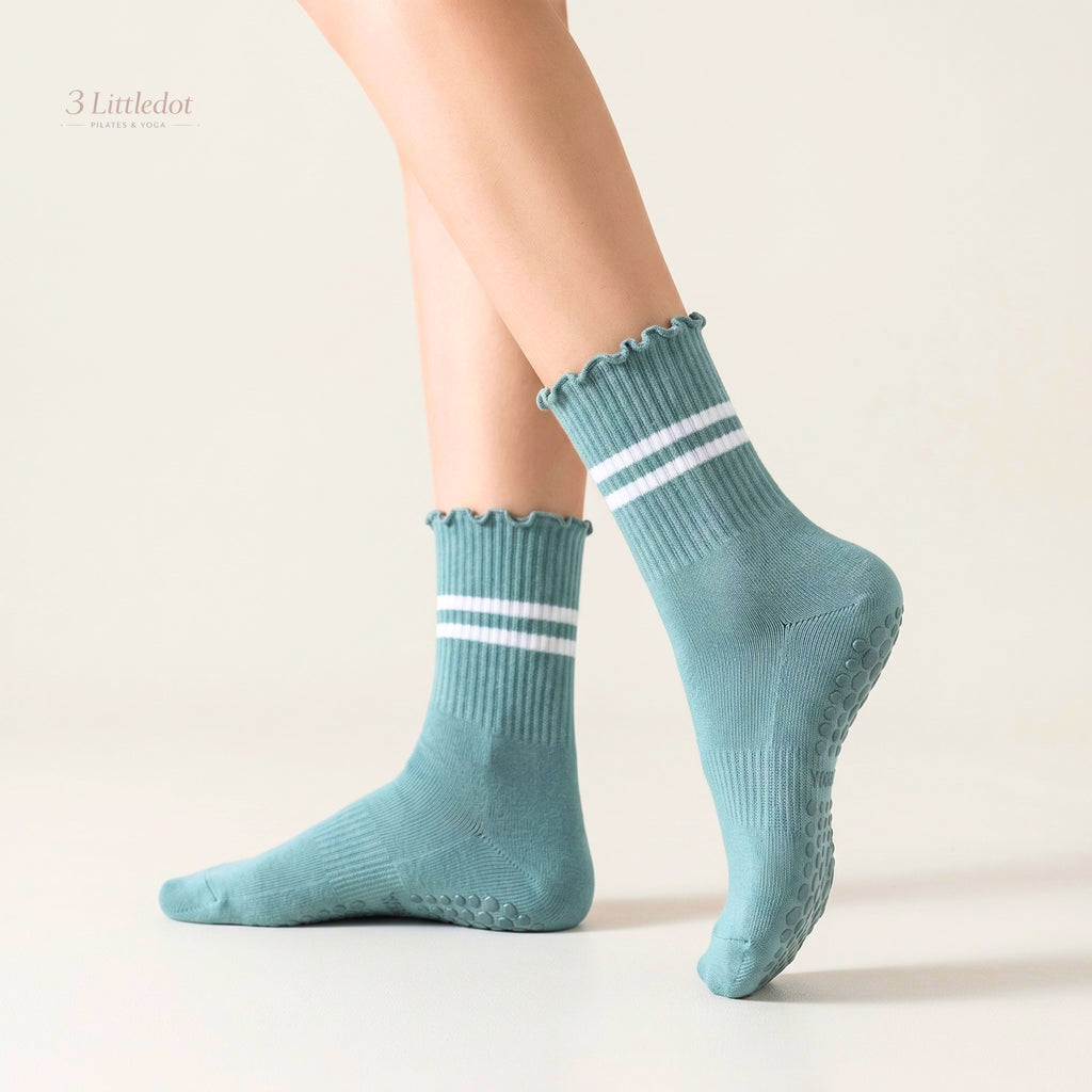 Varsity Club | Ruffle-Stripe Crew Grip Socks